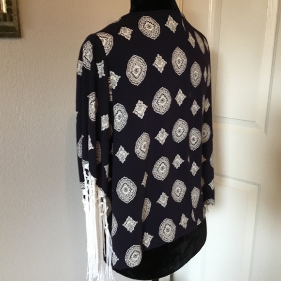 Le Lis navy and white medallion print blouse with fringe sleeves - Picture 5 of 10